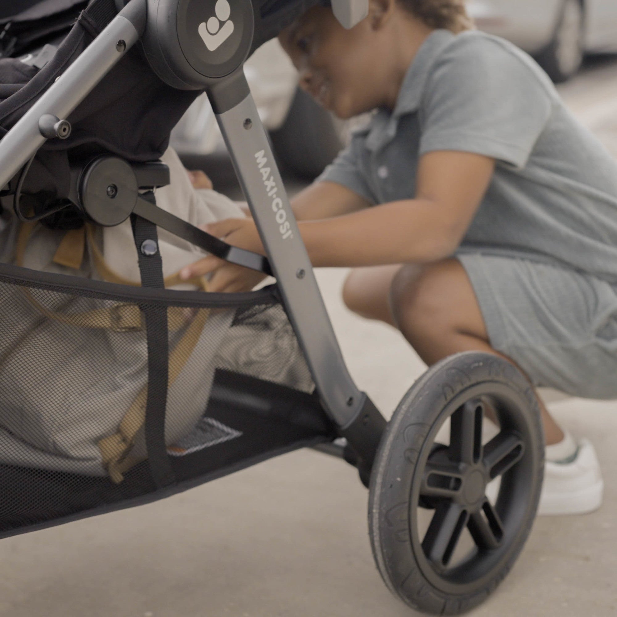 Gia XP Luxe 3-Wheel Travel System - showing undercarriage